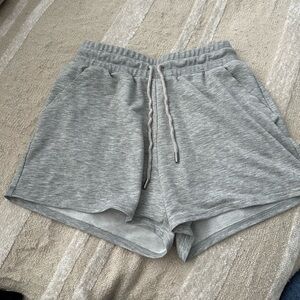 Alo yoga grey short